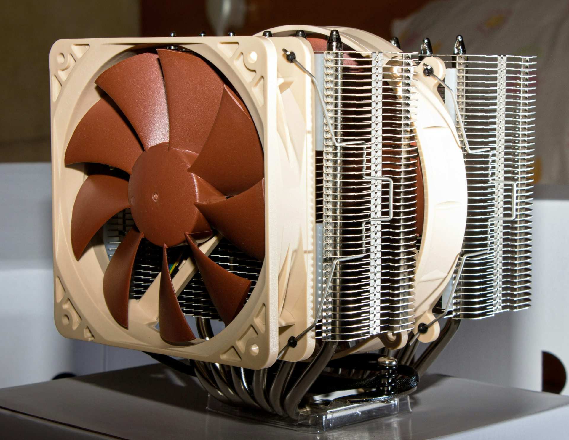 Large CPU cooler with heat pipes and fans